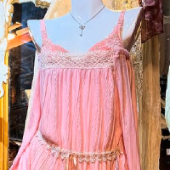 Pink Bohemian Lace Dress – Dreamy Vintage Vibe - Picture 4 of 4